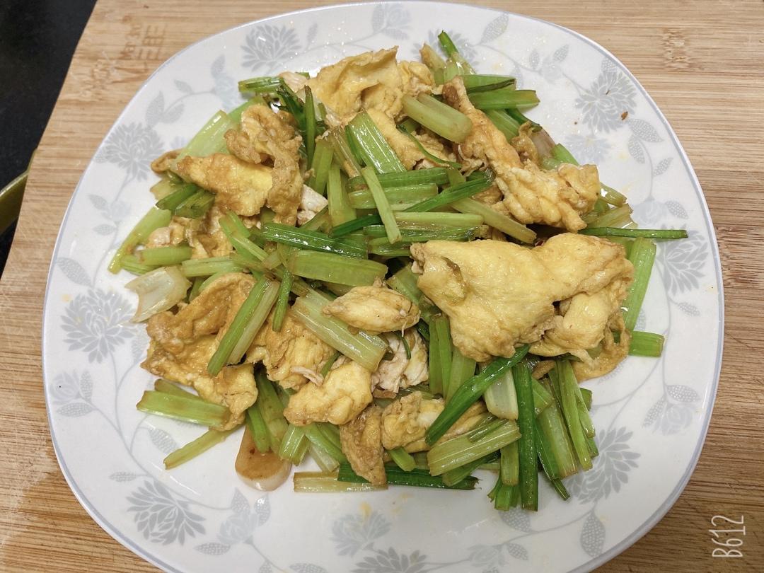 芹菜炒鸡蛋