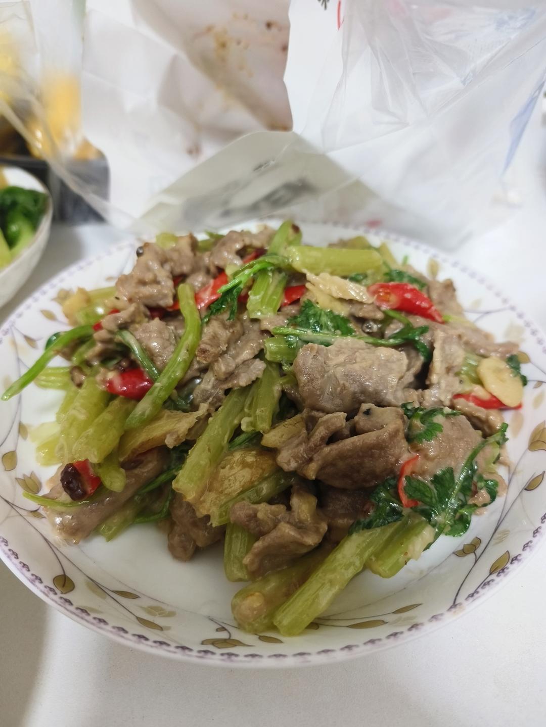 好吃到邻居敲门蹭饭的芹菜炒牛肉！