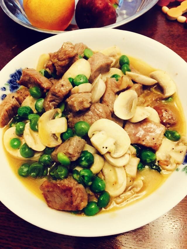 豌豆蘑菇炒牛肉粒的做法