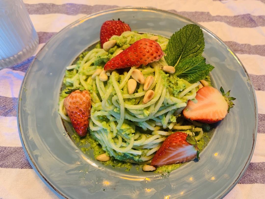 欧芹牛油果青酱意面