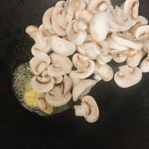 芦笋蘑菇的做法 步骤2