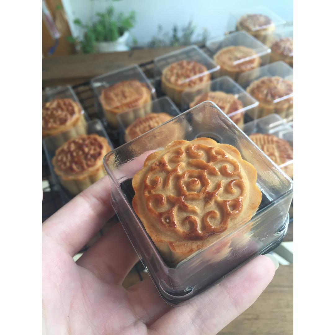 广式月饼—蛋黄芝麻月饼