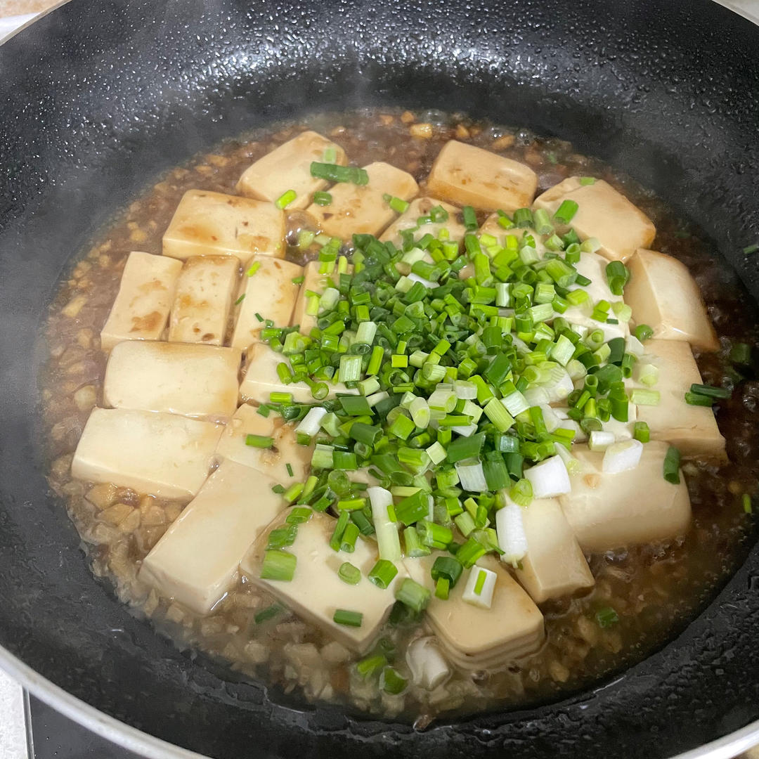 不放肉也超下饭的葱焖豆腐