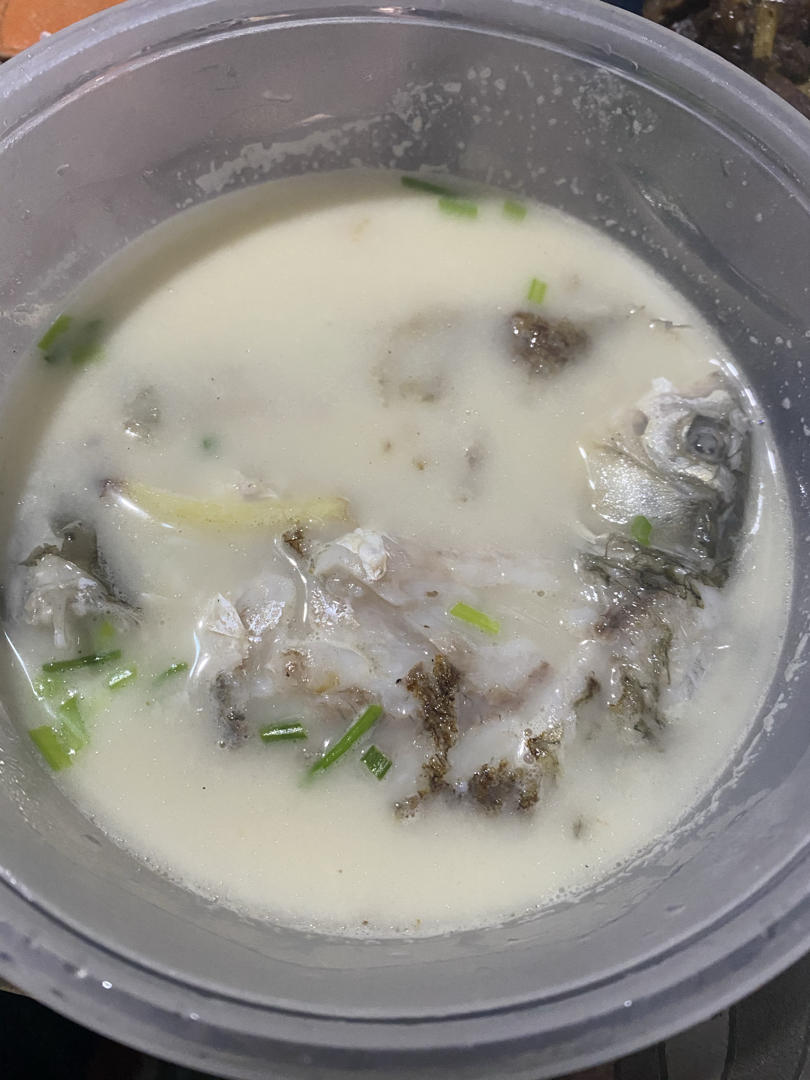 清炖鲫鱼汤 三个关键步骤让你轻松炖出汤浓味鲜色白似奶的鲫鱼汤