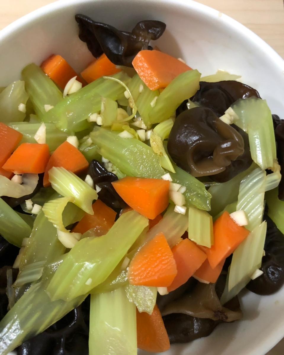黑木耳拌西芹