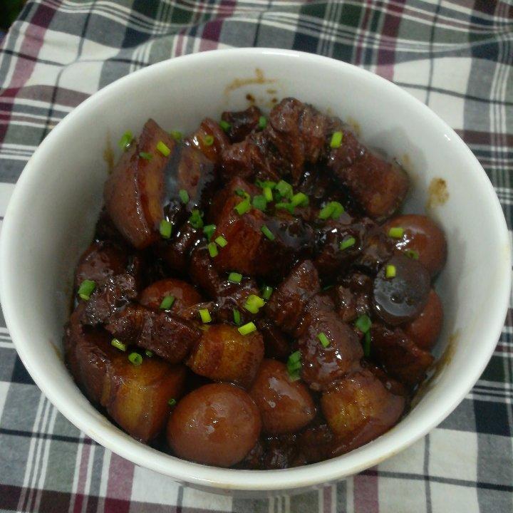加了鹌鹑蛋后，这盘红烧肉，美味的逆天啦——鹌鹑蛋烧肉（孔瑶食谱）