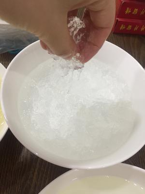 桃胶银耳皂角米雪燕莲子汤的做法 步骤3
