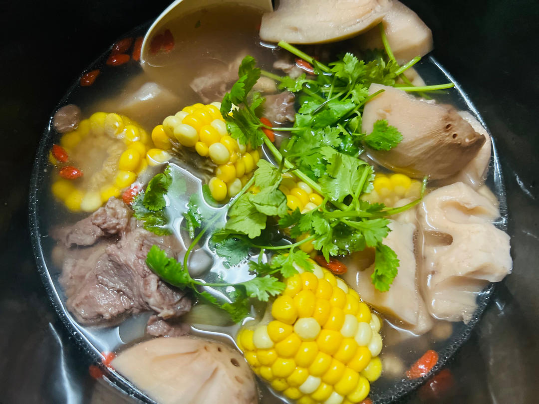 莲藕花生骨头汤（煮出粉粉的藕）