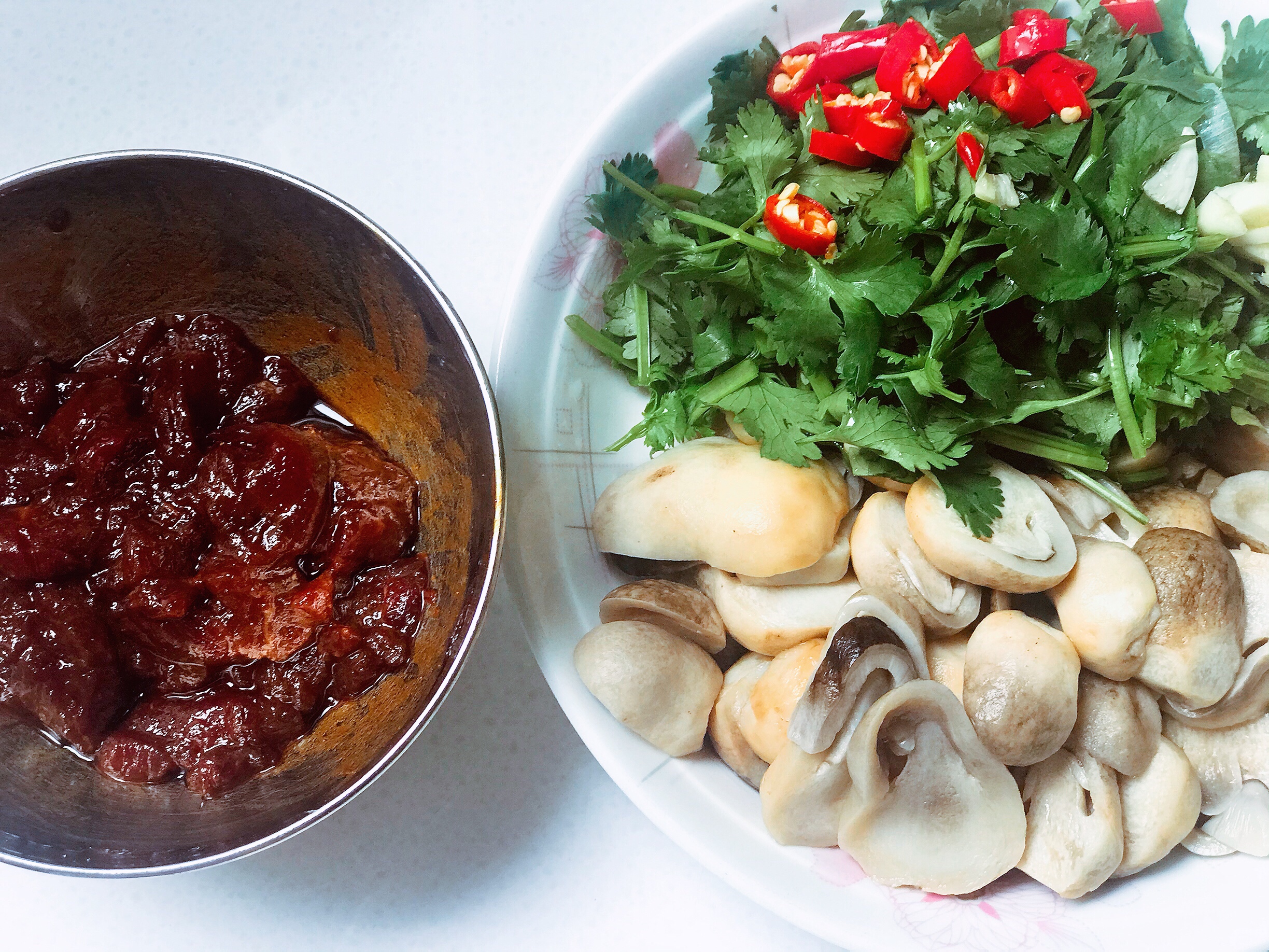家常菜谱1⃣️1⃣️-草菇炒牛肉（“鲜”就一个字）的做法 步骤1