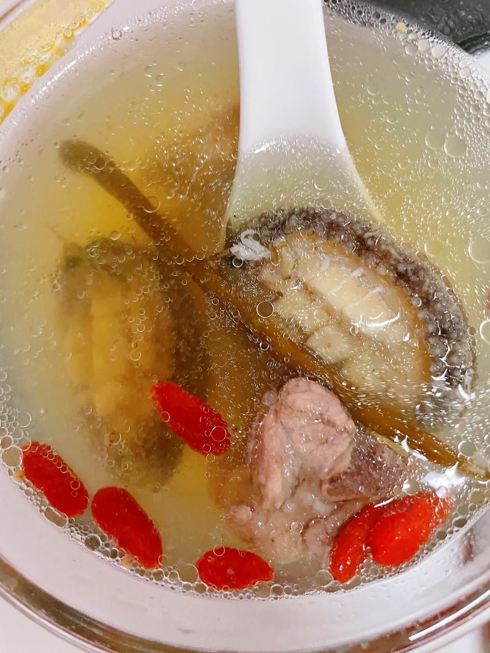 清心火滋阴-排骨鲍鱼山药霍槲麦冬枸杞汤的做法