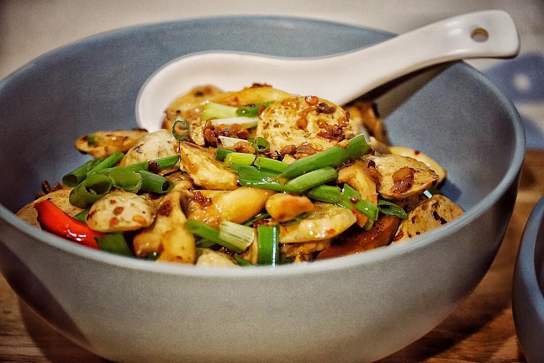 贡丸炒蘑菇的做法