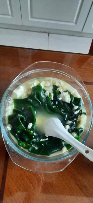 煎蛋裙带菜虾皮豆腐疙瘩汤的做法 步骤2