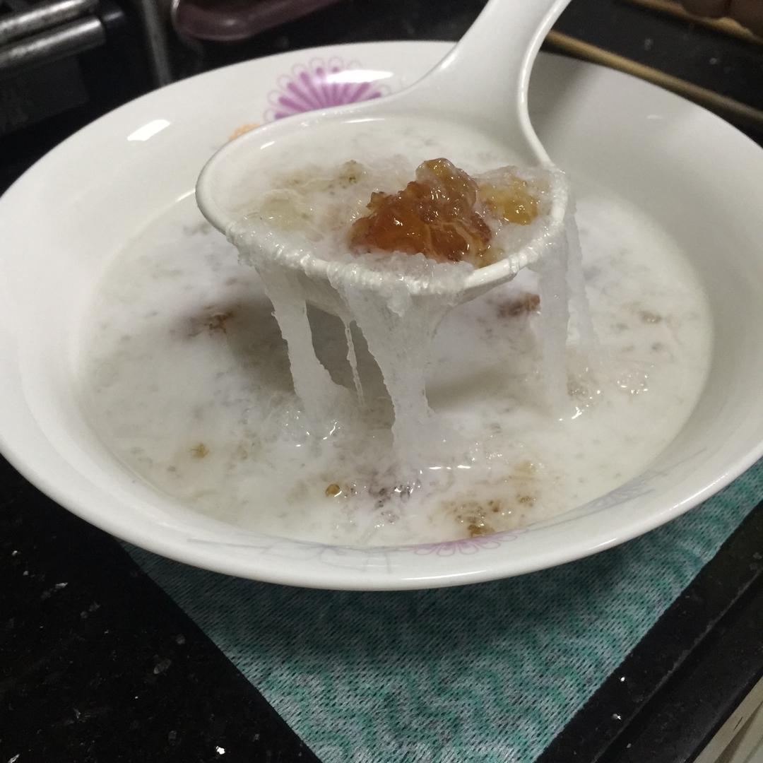 牛奶桃胶炖雪燕