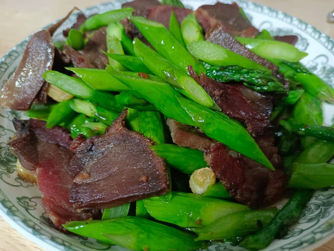 春日一口鲜之芦笋炒柴火腊肉