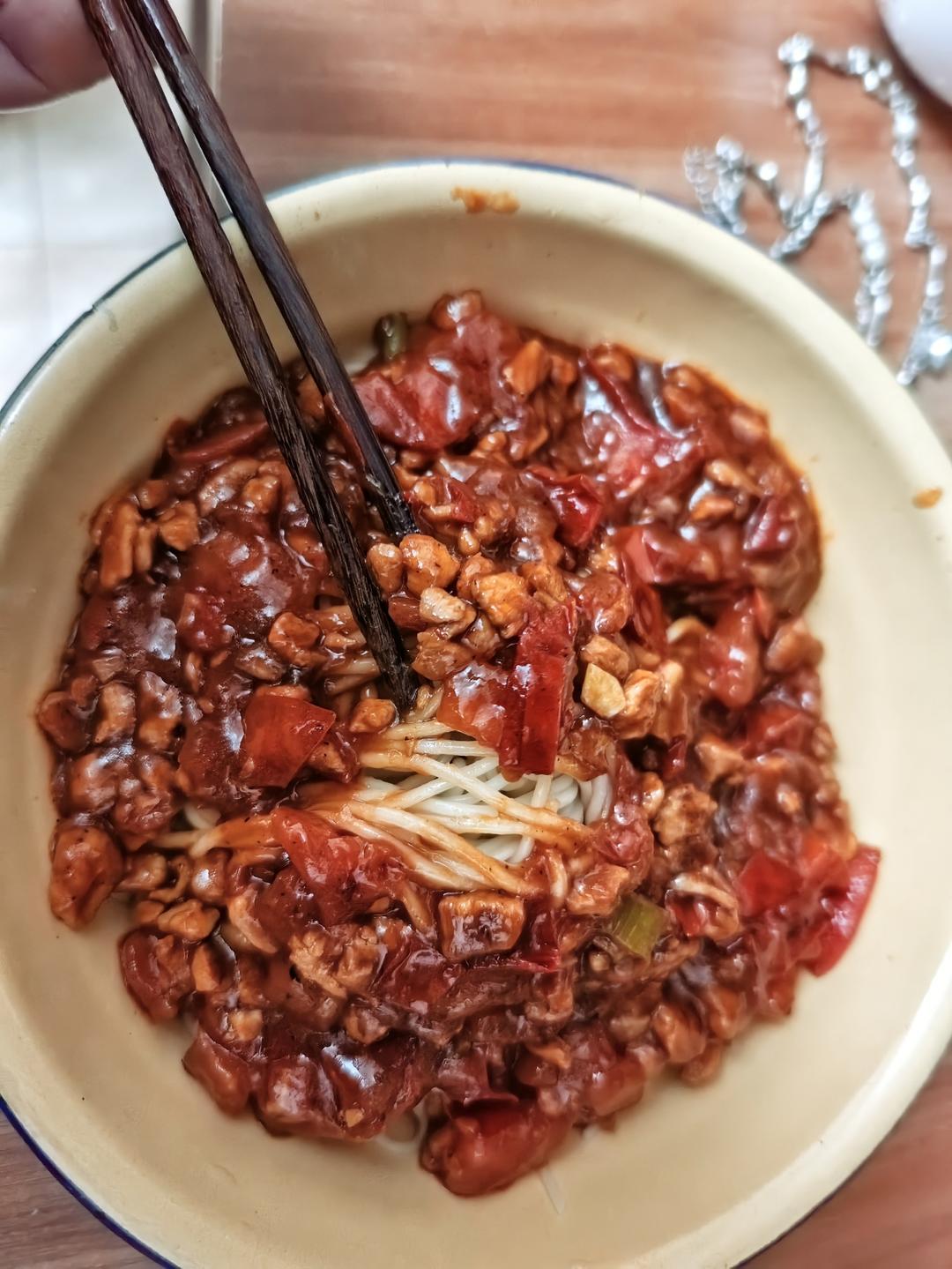 一碗根本不够的番茄肉酱面