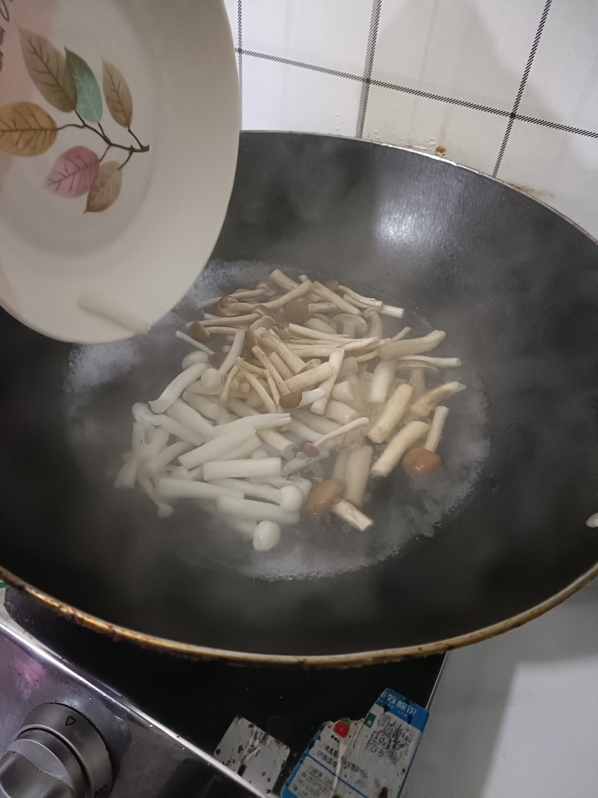 小炒菌菇(一道有情怀的菜)的做法 步骤5