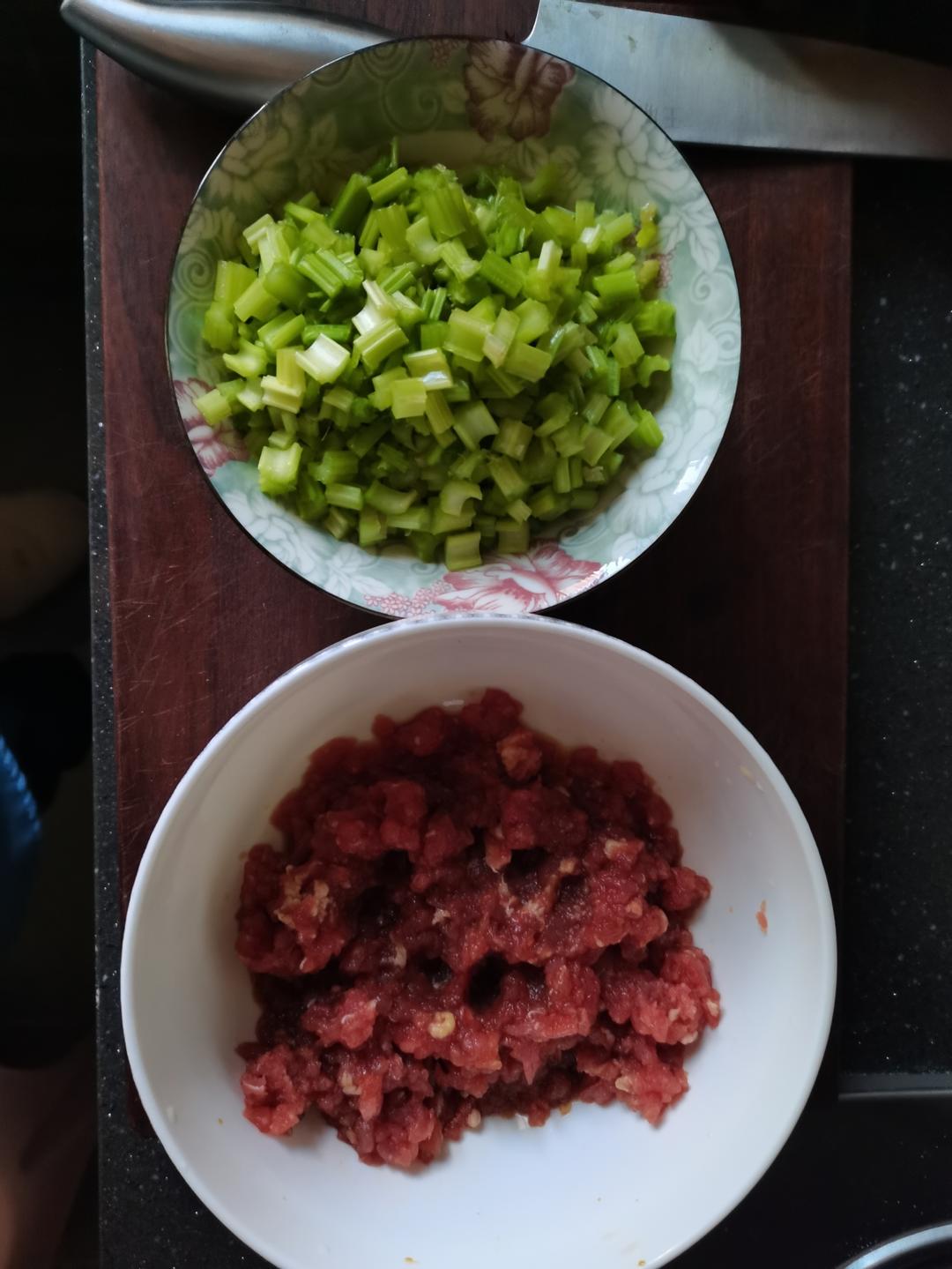 香芹炒牛肉末
—— 让蔬菜也变得美味