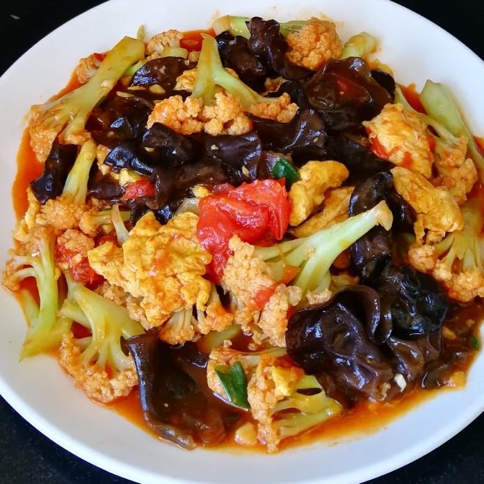 一年四季的开胃下饭素菜！有机菜花木耳炒番茄鸡蛋