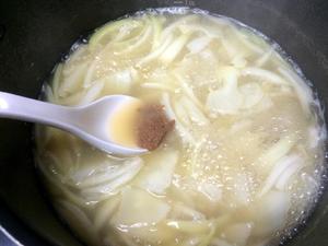 《昨日的美食》之洋葱新马铃薯味噌汤的做法 步骤5