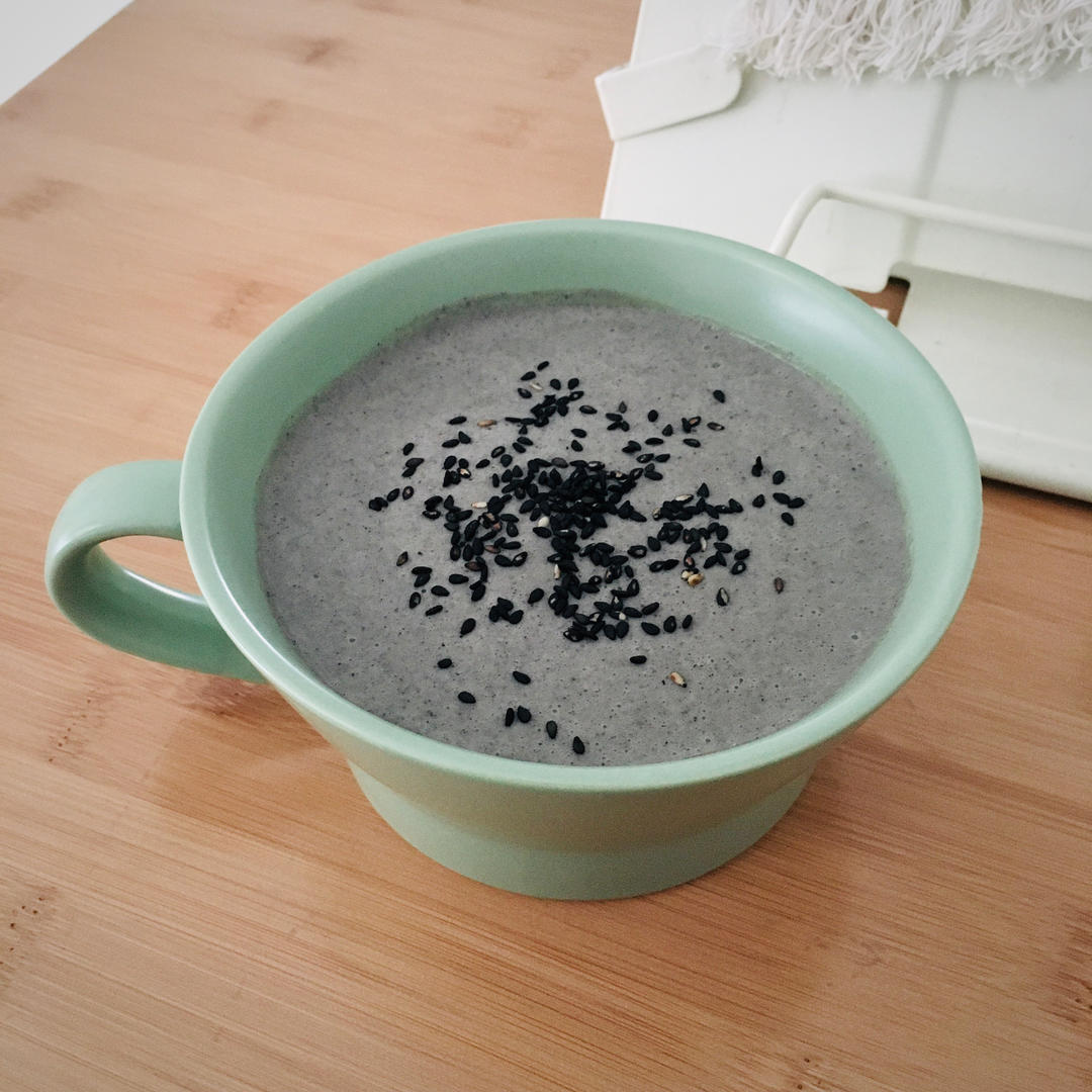 骑车去芬兰做的香蕉黑芝麻奶昔