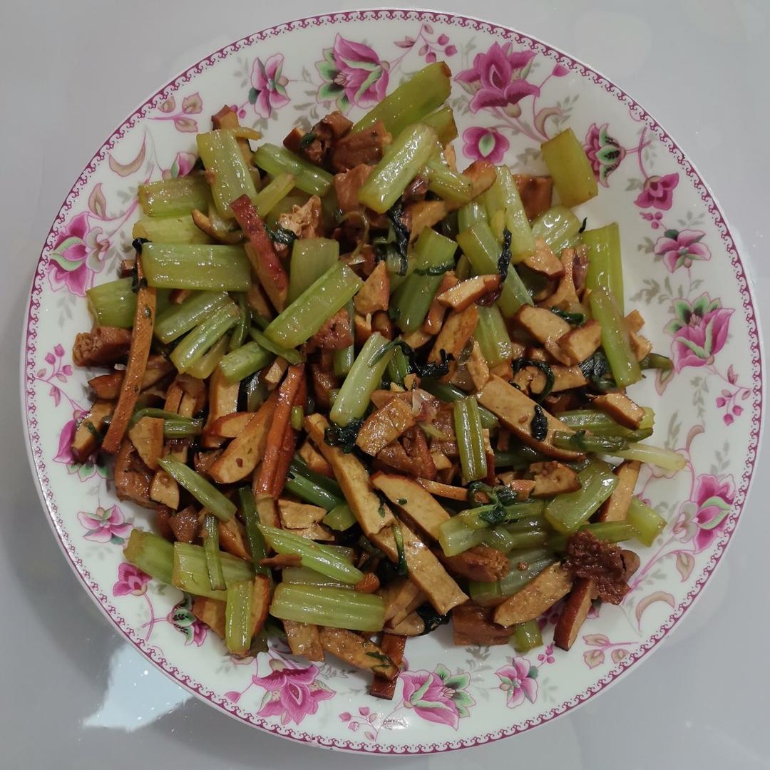 午餐晚餐简单快手下饭菜芹菜炒香干