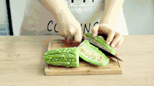 豆豉鲮鱼炒苦瓜的做法 步骤1