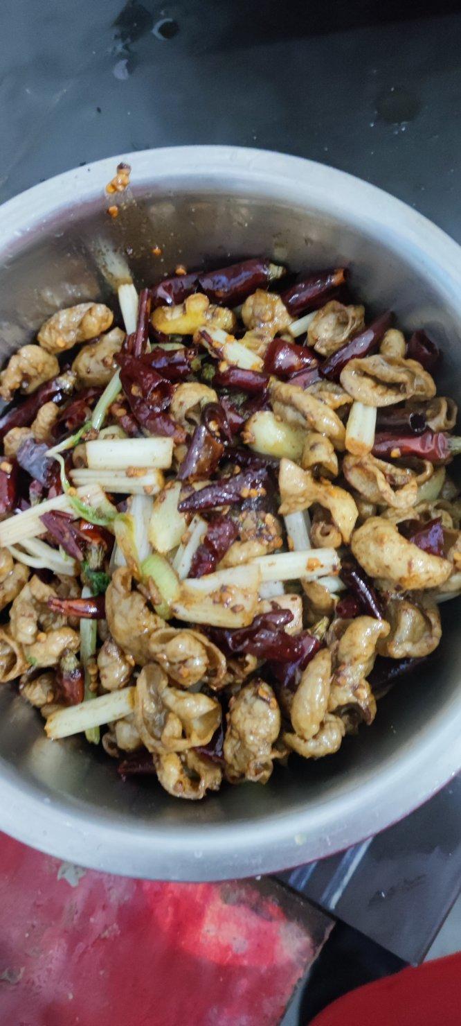 厨师长教你：“干煸肥肠”的家常做法，香辣酥脆，先收藏了