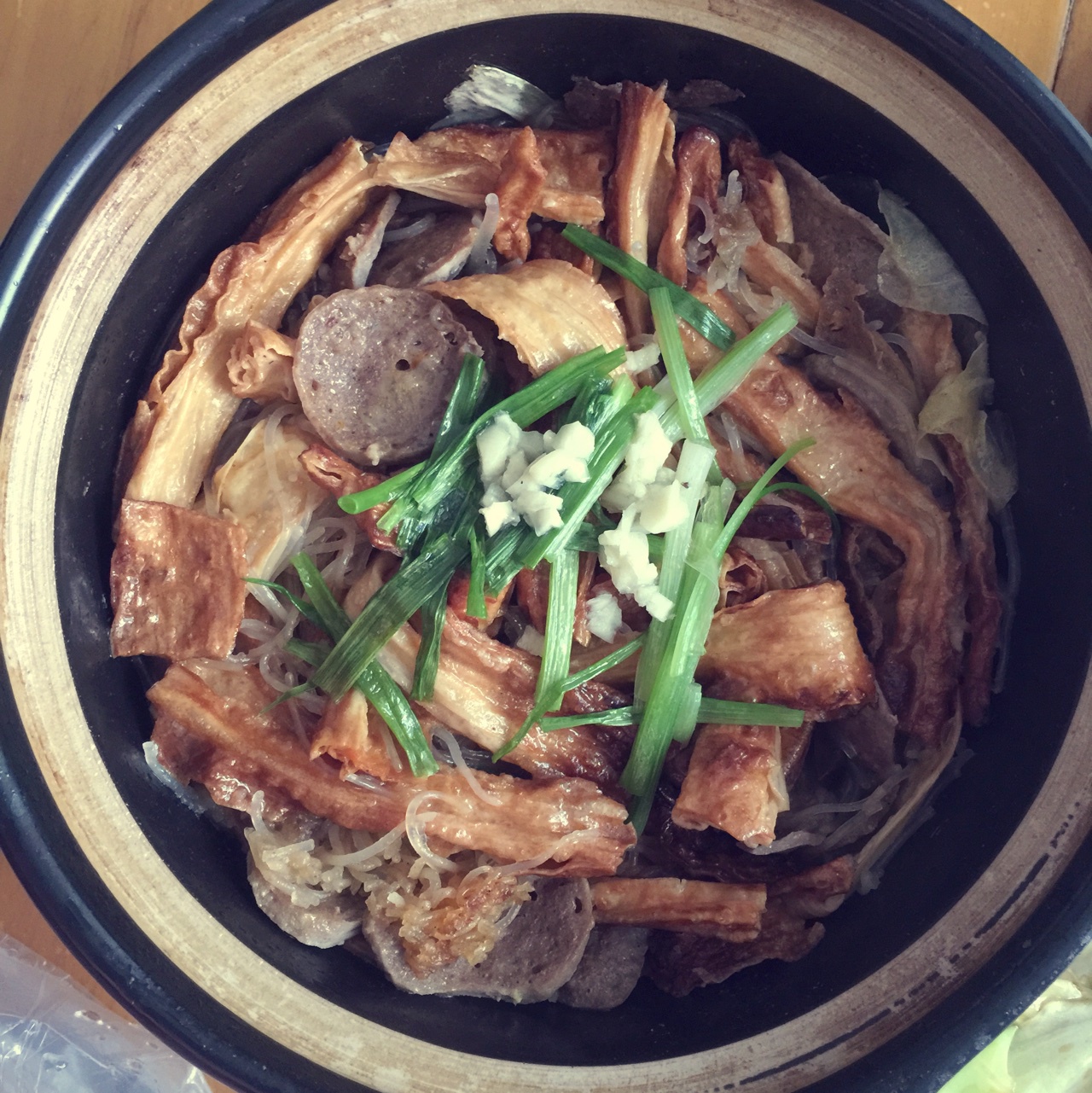 墨斗鱼腊肠花菇腐竹粉丝煲