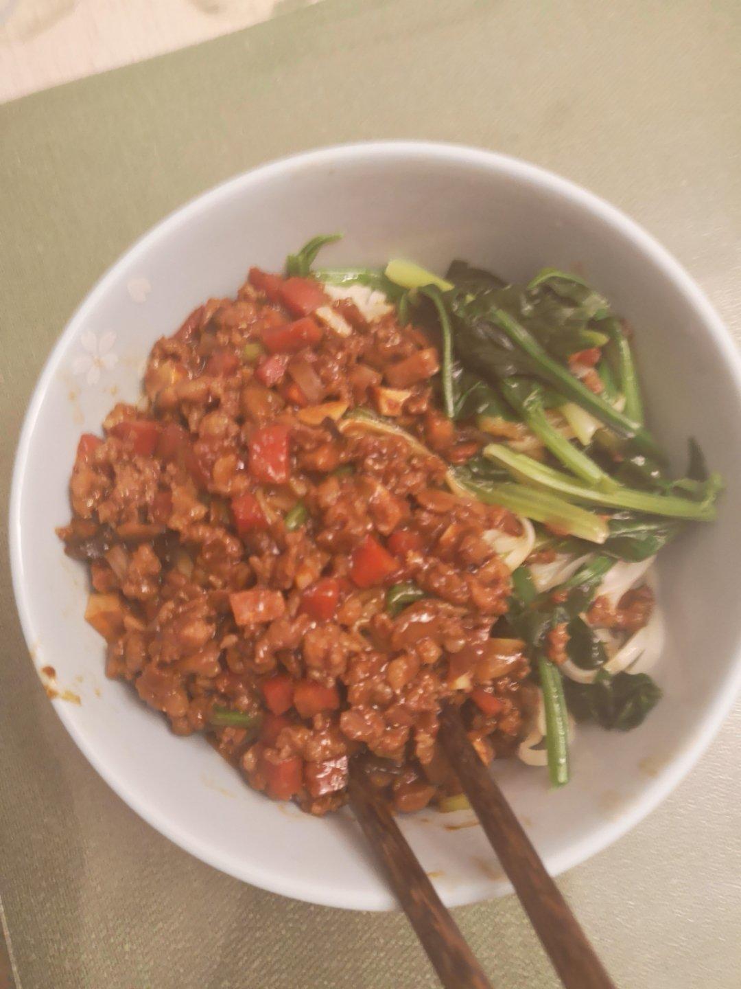 菠菜杂酱面