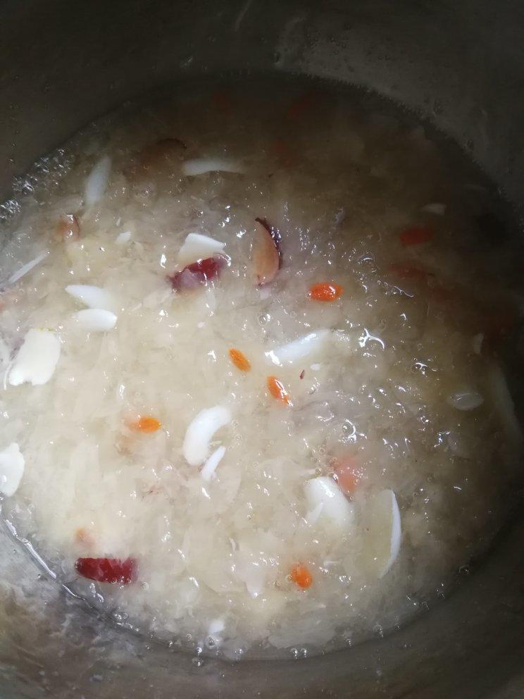 【秋冬必备】银耳莲子百合汤