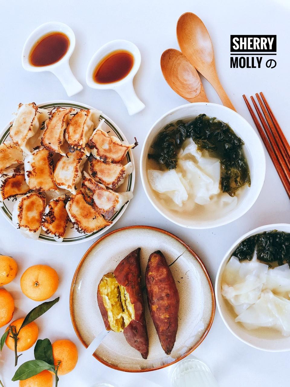 早～把桌子摆满的中式早餐 小馄饨/煎饺/烤番薯/砂糖橘～ molly拍完照