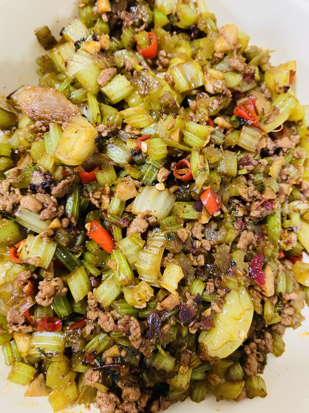 酸辣鲜香的泡椒肉末炒芹菜