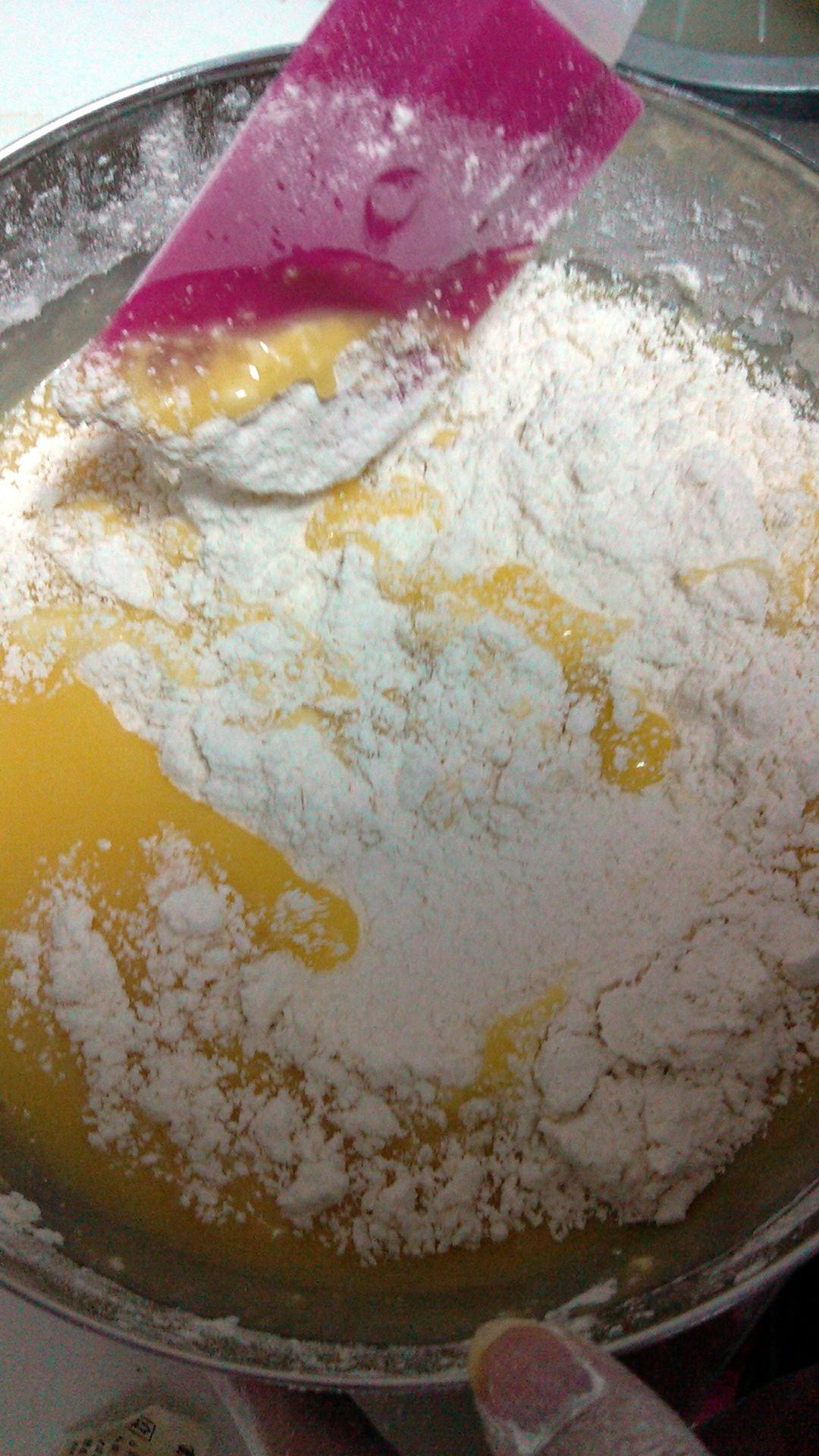 不用烤箱 不用称重做蛋糕 （只需2步）的做法 步骤3