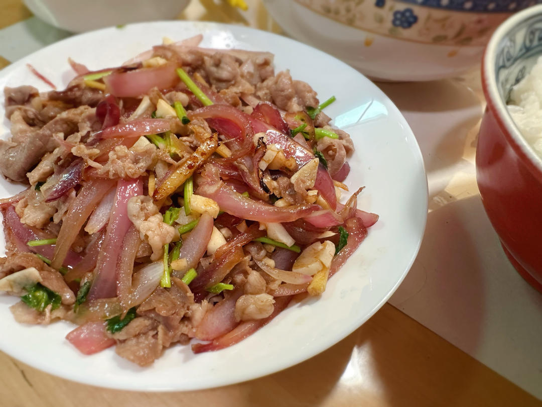 洋葱香菜爆羊肉片，媲美饭店的铁板羊肉，简单零失手～