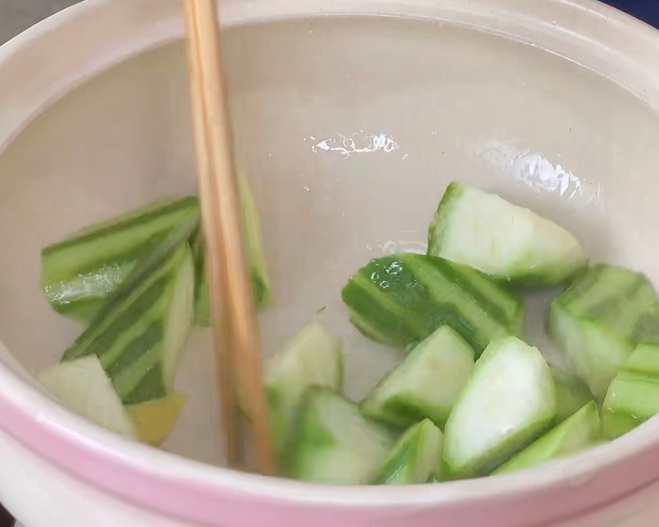 ㊙️夏日低脂汤‼️鲜掉眉毛的虾仁豆腐汤的做法 步骤3