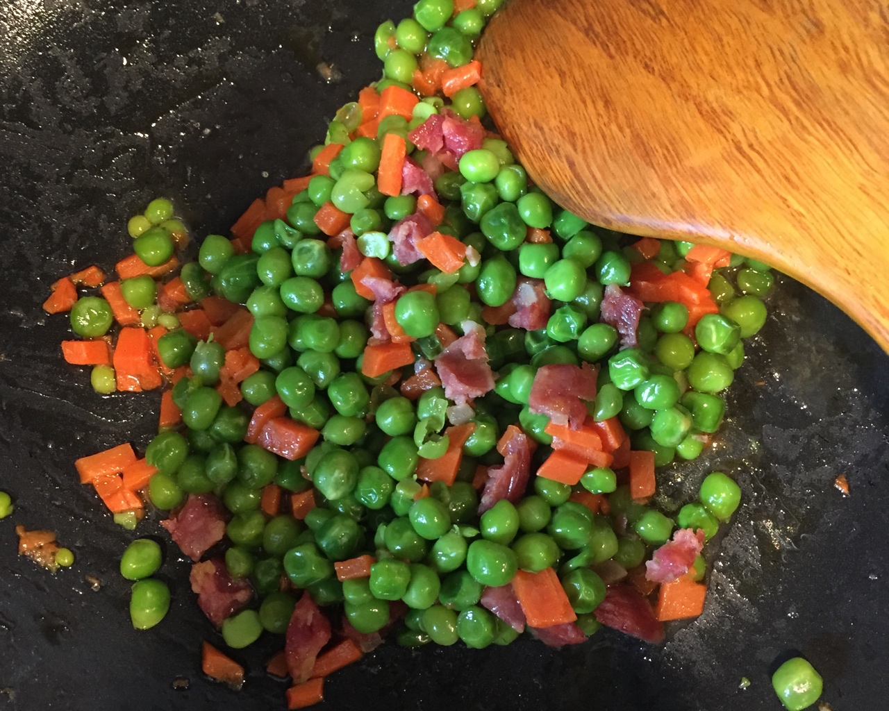 豌豆胡萝卜香肠的做法