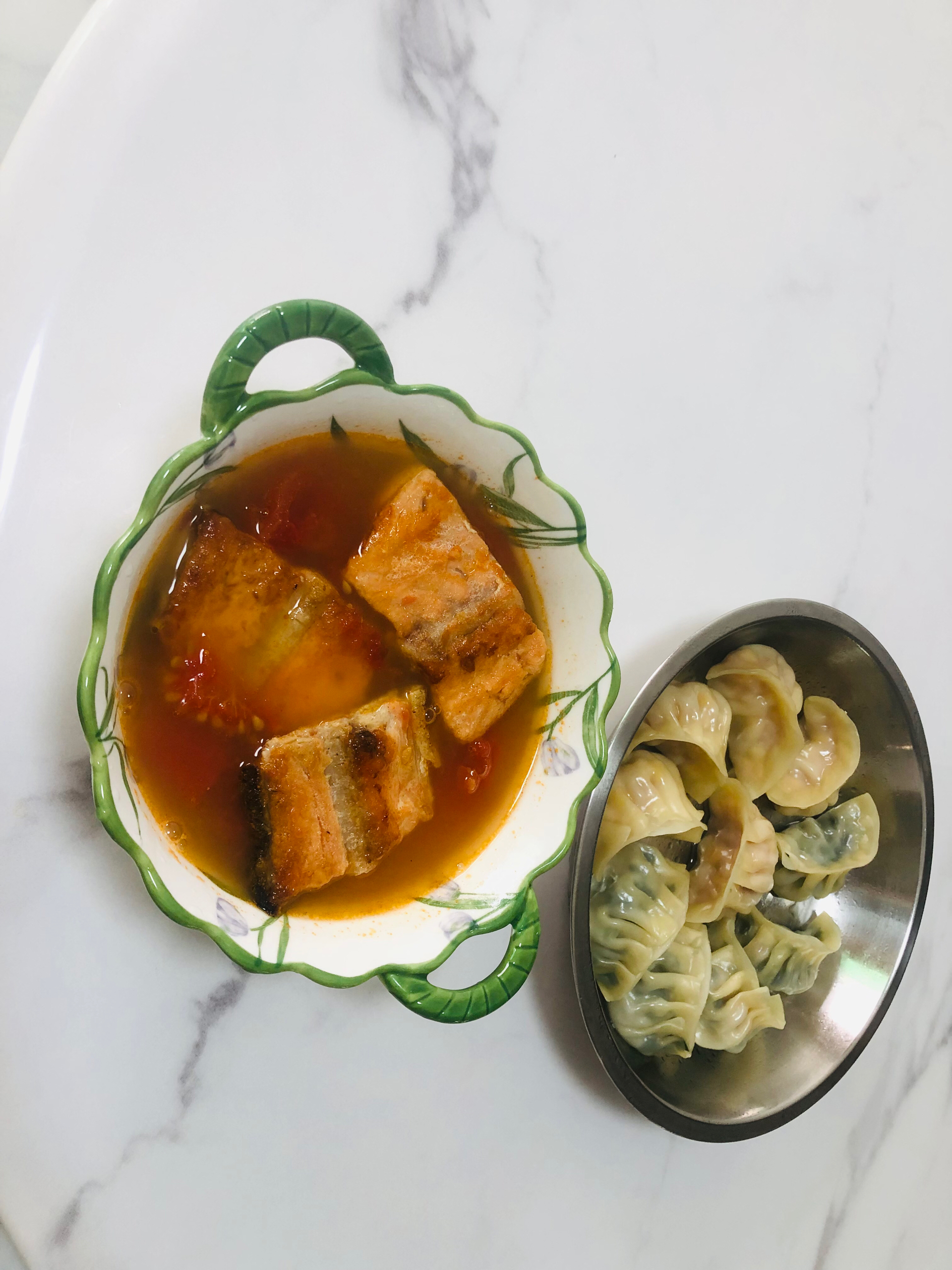 立冬吃饺子配番茄三文鱼骨汤底的做法