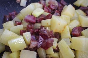 香肠土豆焖饭的做法 步骤6