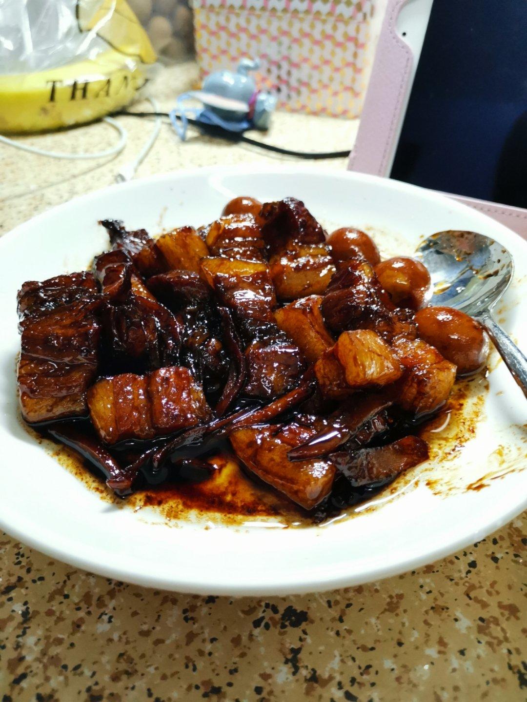 加了鹌鹑蛋后，这盘红烧肉，美味的逆天啦——鹌鹑蛋烧肉（孔瑶食谱）