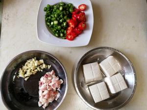 水豆腐炒辣椒炒肉的做法 步骤2