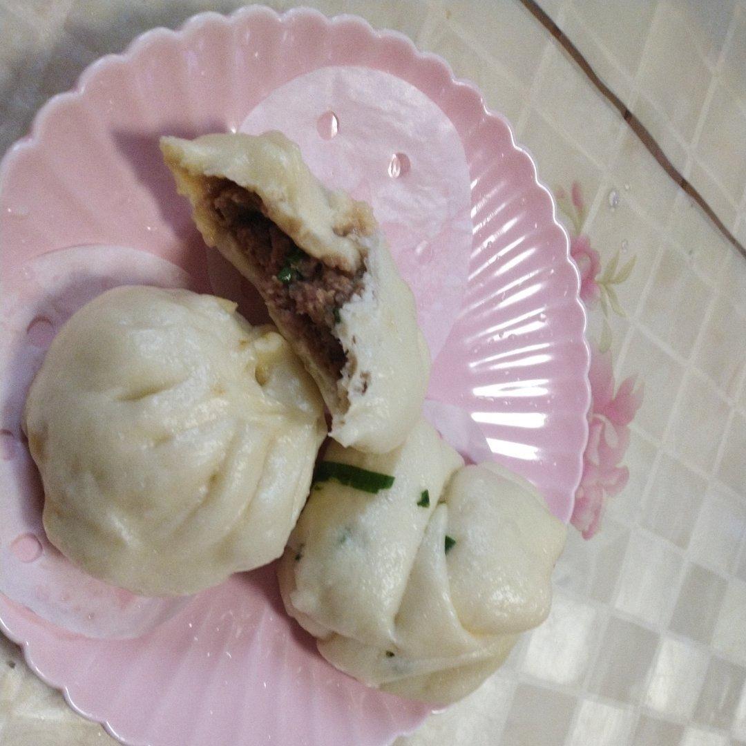 松软多汁的肉包子