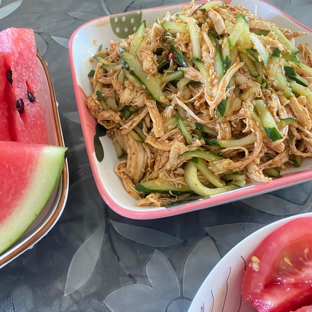 手撕麻辣鸡丝，麻麻辣辣的感觉很夏天