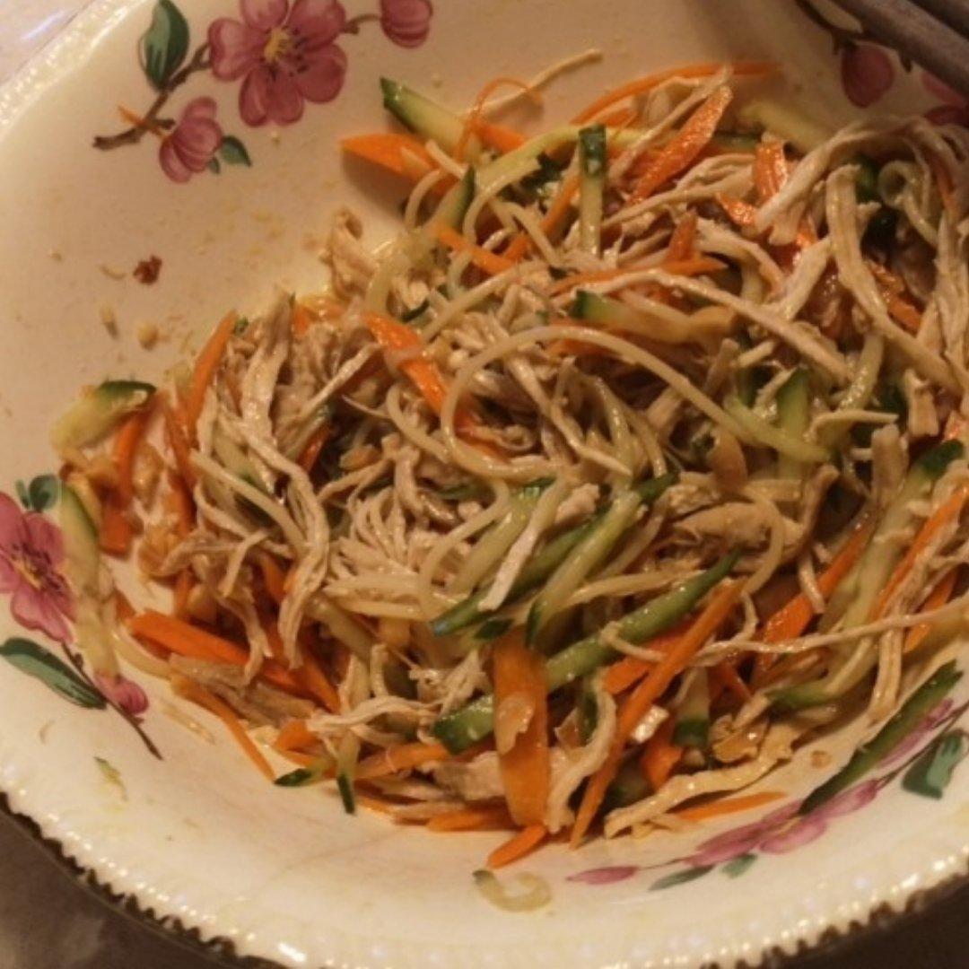 厨师长教你：“鸡丝凉面”的家常做法，味道好极了，先收藏起来