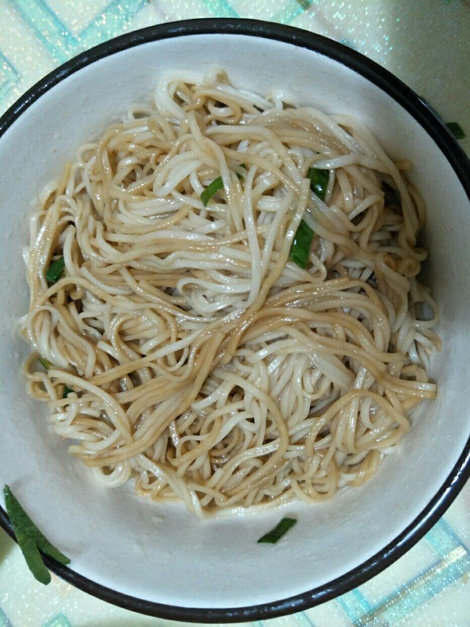 葱爆面—就是汪涵在天天向上里面做的那个啦