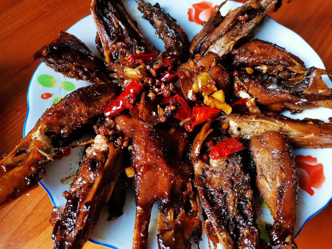 爆香鸭头的做法