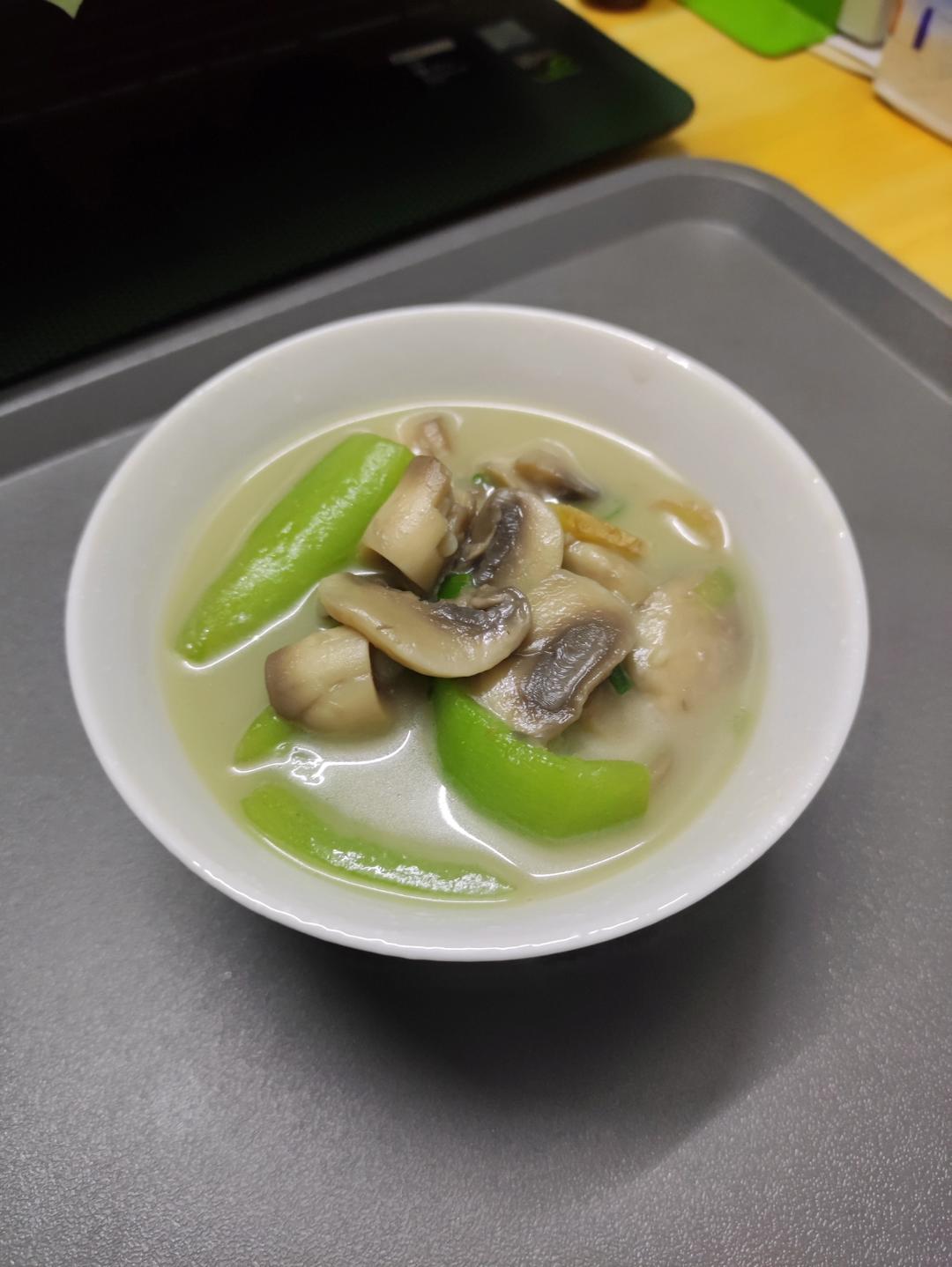 汤鲜味美！适合天热喝的刮油神汤～丝瓜蘑菇汤