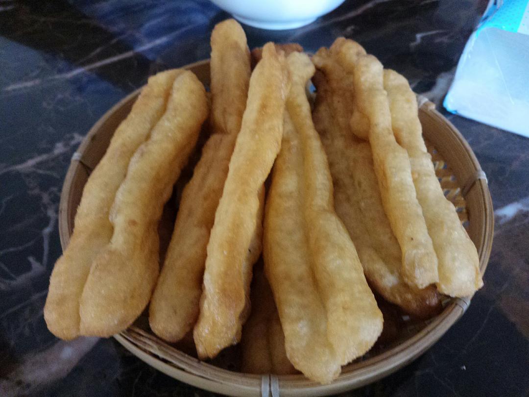 最详细的自制绿色健康油条的做法（没有称的也可以做哦）