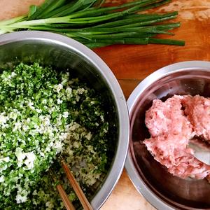 莲菜➕芹菜大肉馅儿～的做法 步骤1