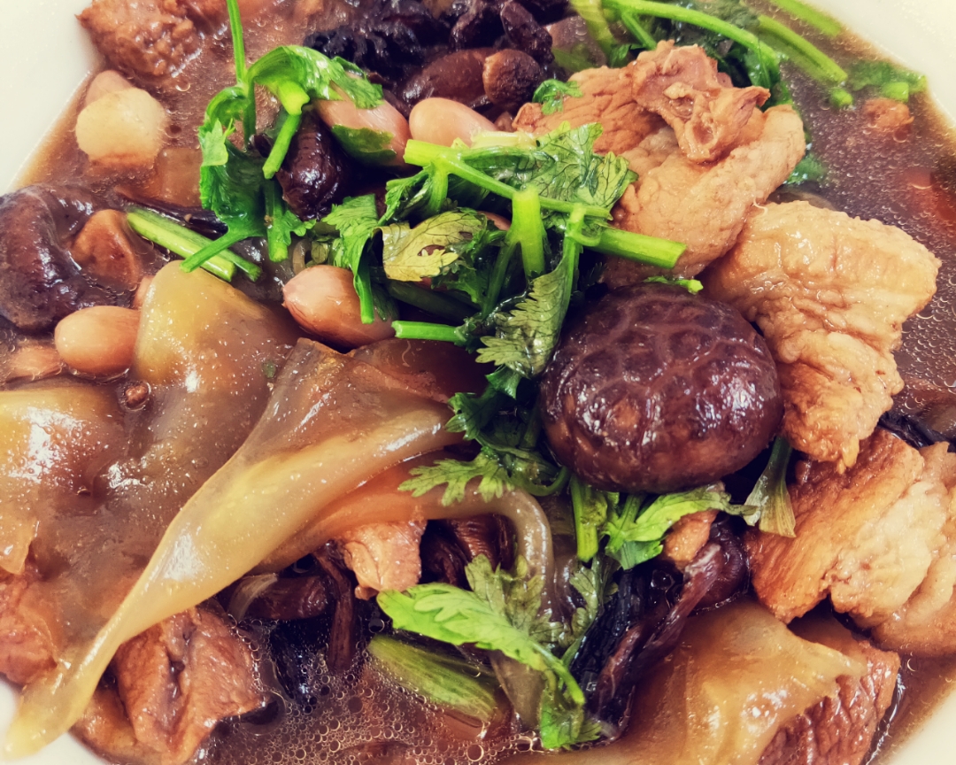 北方名菜香菇粉皮炖五花肉的做法