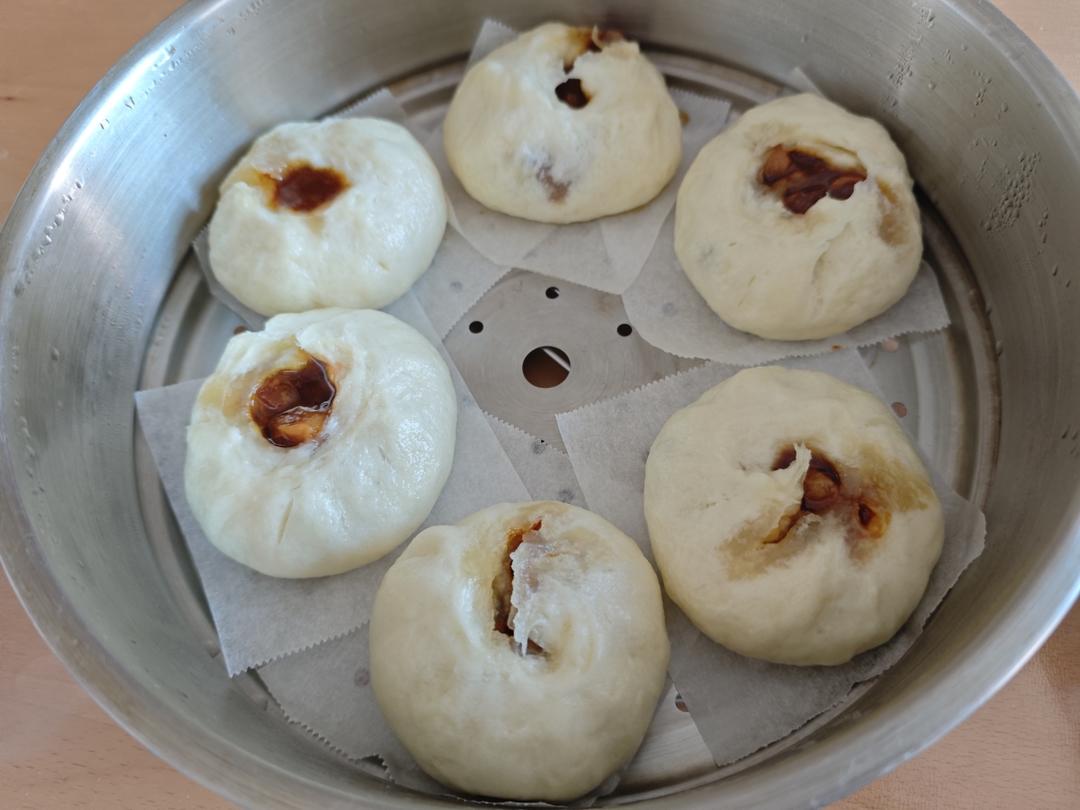 云朵般松软爆浆蜜汁叉烧包